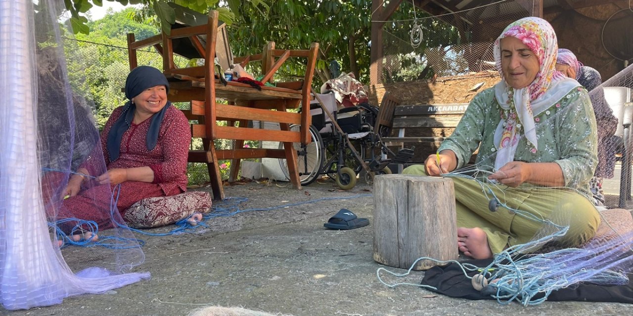 Felçli eşlerinin işine el atan eltiler, ilmek ilmek ağ örüyor