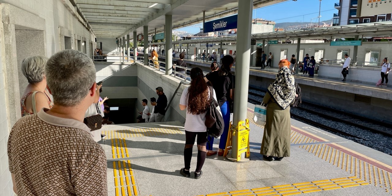 İzmir'de metro ve tramvay çalışanlarının grevi nedeniyle ulaşımda aksamalar yaşanıyor