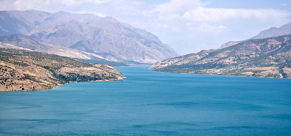 Özbekistan’da Çarvak Barajı, sıcaklardan bunalanların tercih ettiği yerlerin başında geliyor