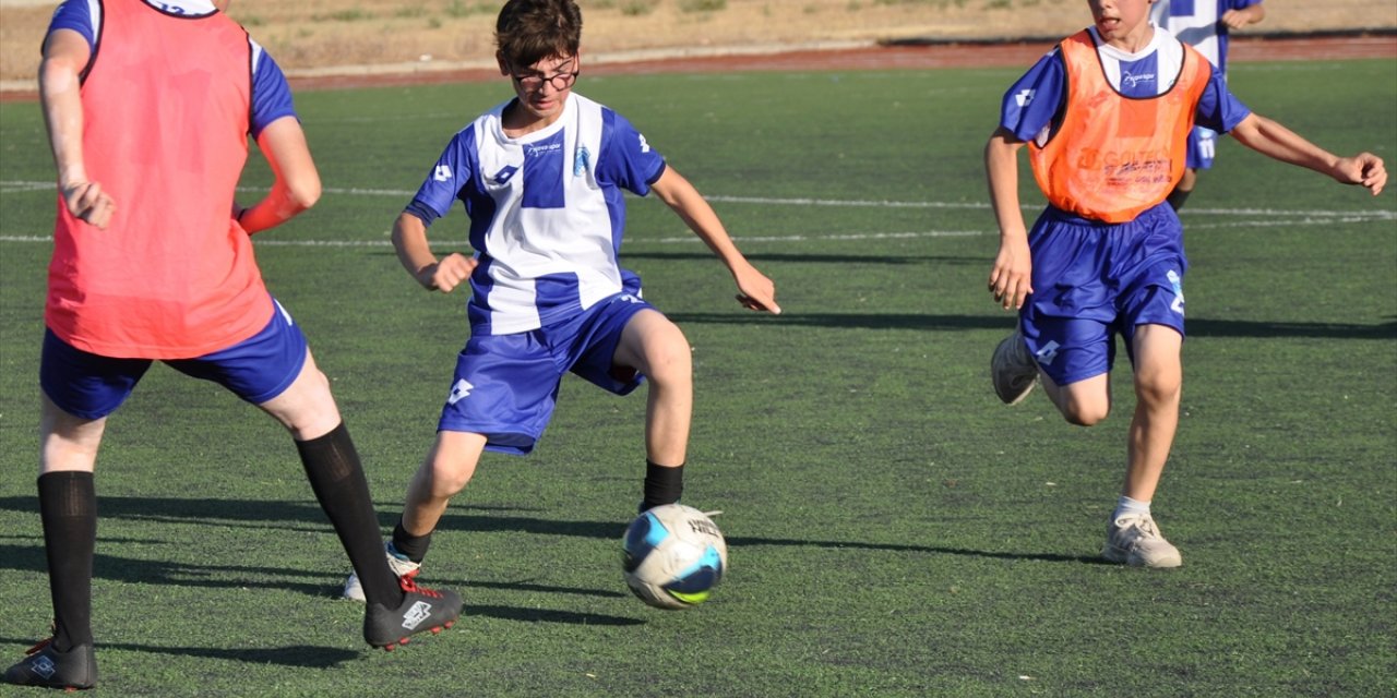 Batman'da sokakta yetenekleri keşfedilen çocuklar futbola kazandırılıyor