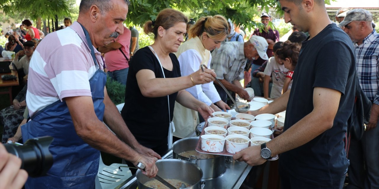 Erzincan ve Tunceli’de muharrem ayı dolayısıyla aşure dağıtıldı