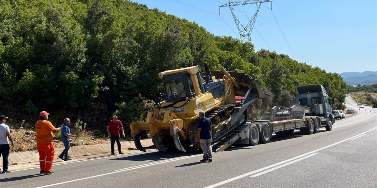 GÜNCELLEME - Antalya'nın Demre ilçesinde çıkan orman yangını kontrol altına alındı