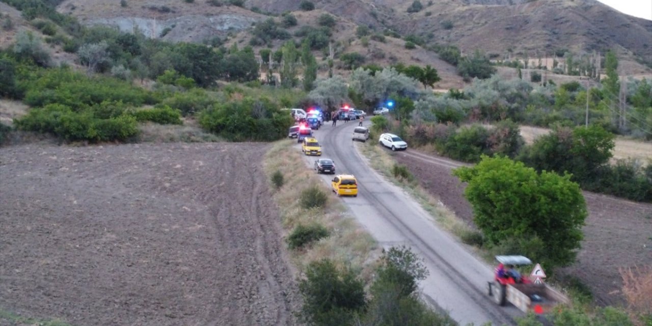 Çorum'da yol kenarında kadın cesedi bulundu