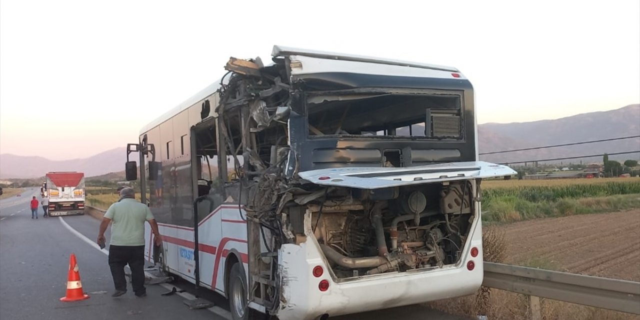 İzmir'de kamyonun belediye otobüsüne çarpması sonucu 6 kişi yaralandı