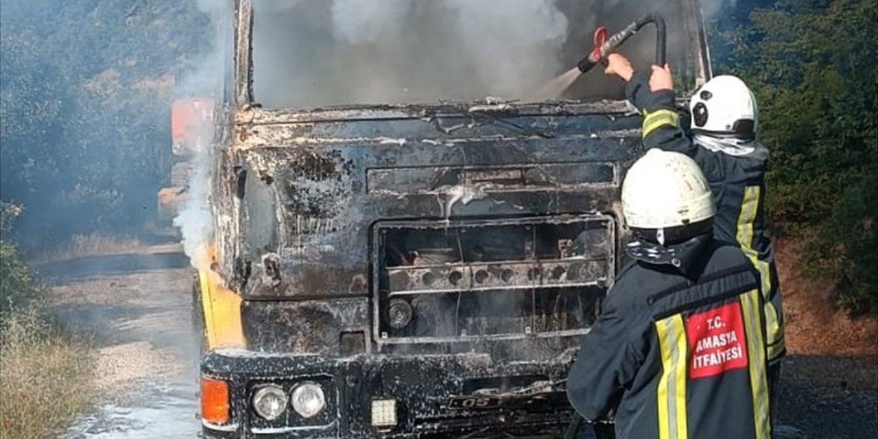 Amasya'da alev alan tır yandı