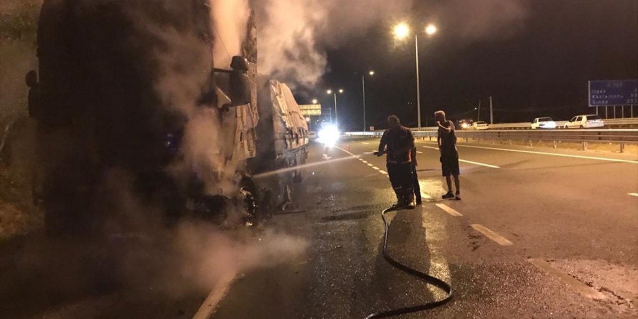 Çankırı'da sunta yüklü tırda çıkan yangın söndürüldü