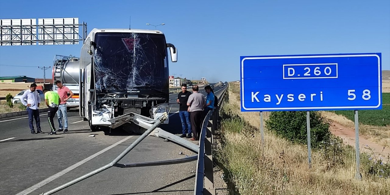 Kayseri'de yolcu otobüsüyle kamyonetin çarpıştığı kazada 3 kişi yaralandı