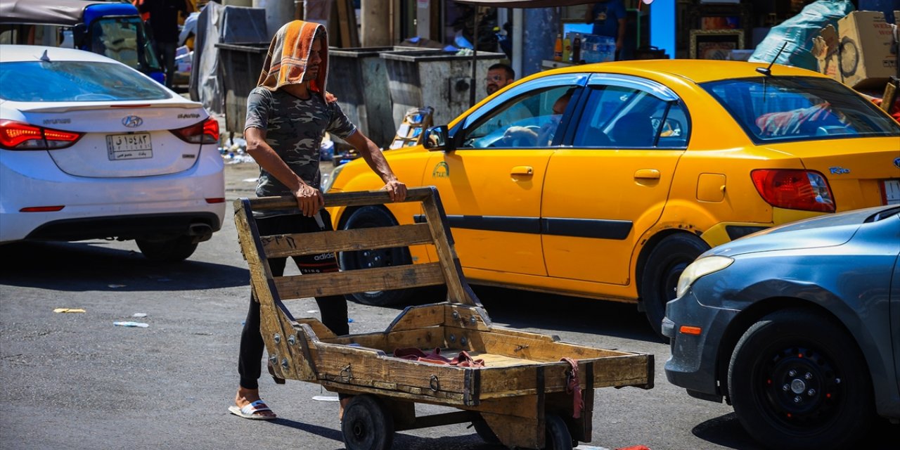 Irak'ta yevmiyeli işçiler eve ekmek götürmek için 50 derece sıcaklığa katlanıyor