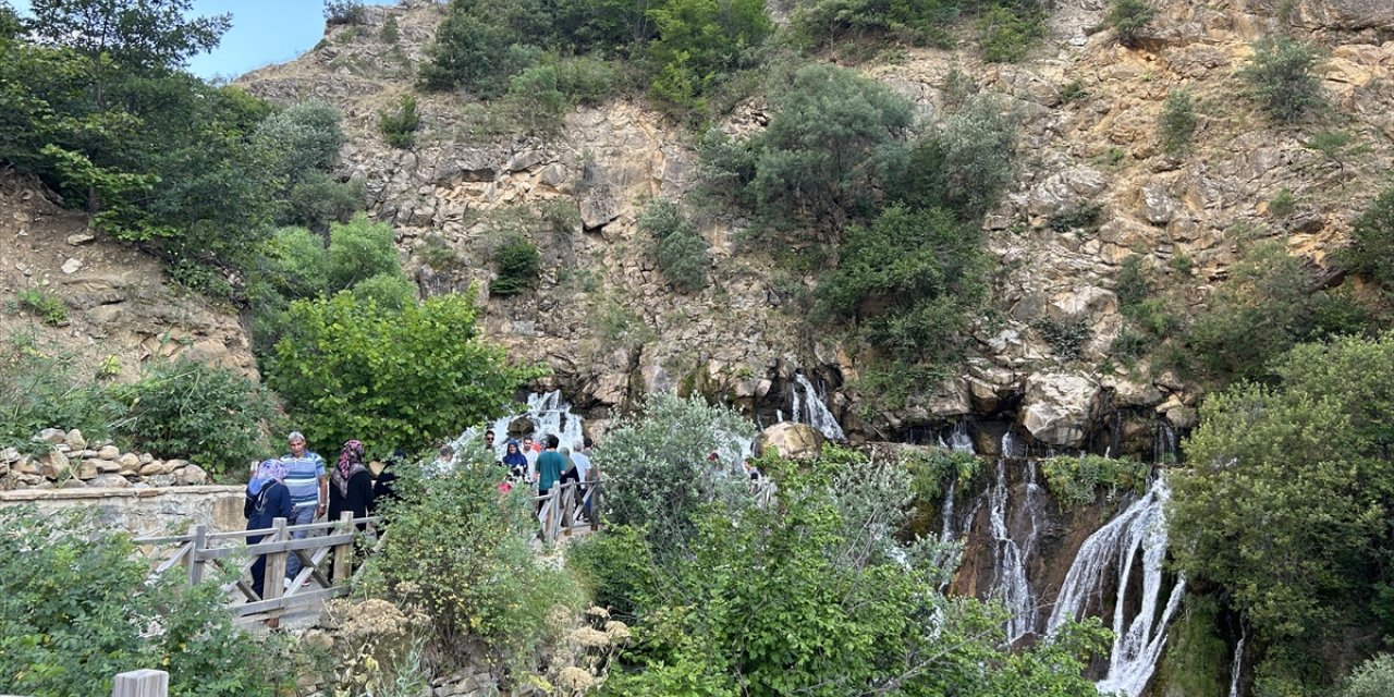 Serinlemek isteyenler Tomara Şelalesi'ni ziyaret ediyor