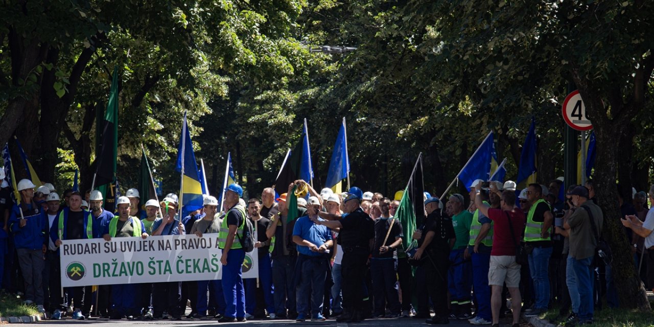 Bosna Hersekli madenciler maaşlarının ödenmediği gerekçesiyle protesto düzenledi