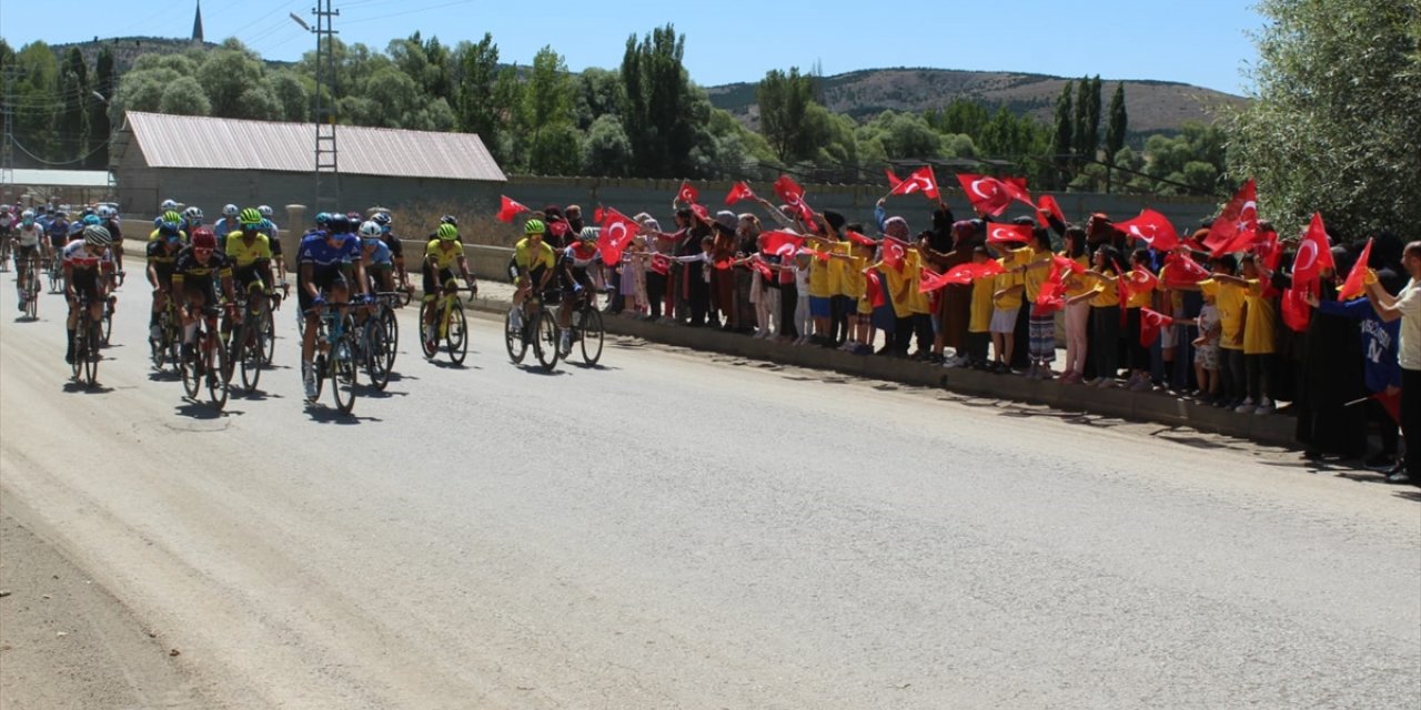 100. Yıl Cumhuriyet Bisiklet Turu'na katılan sporcular Tokat'tan geçti