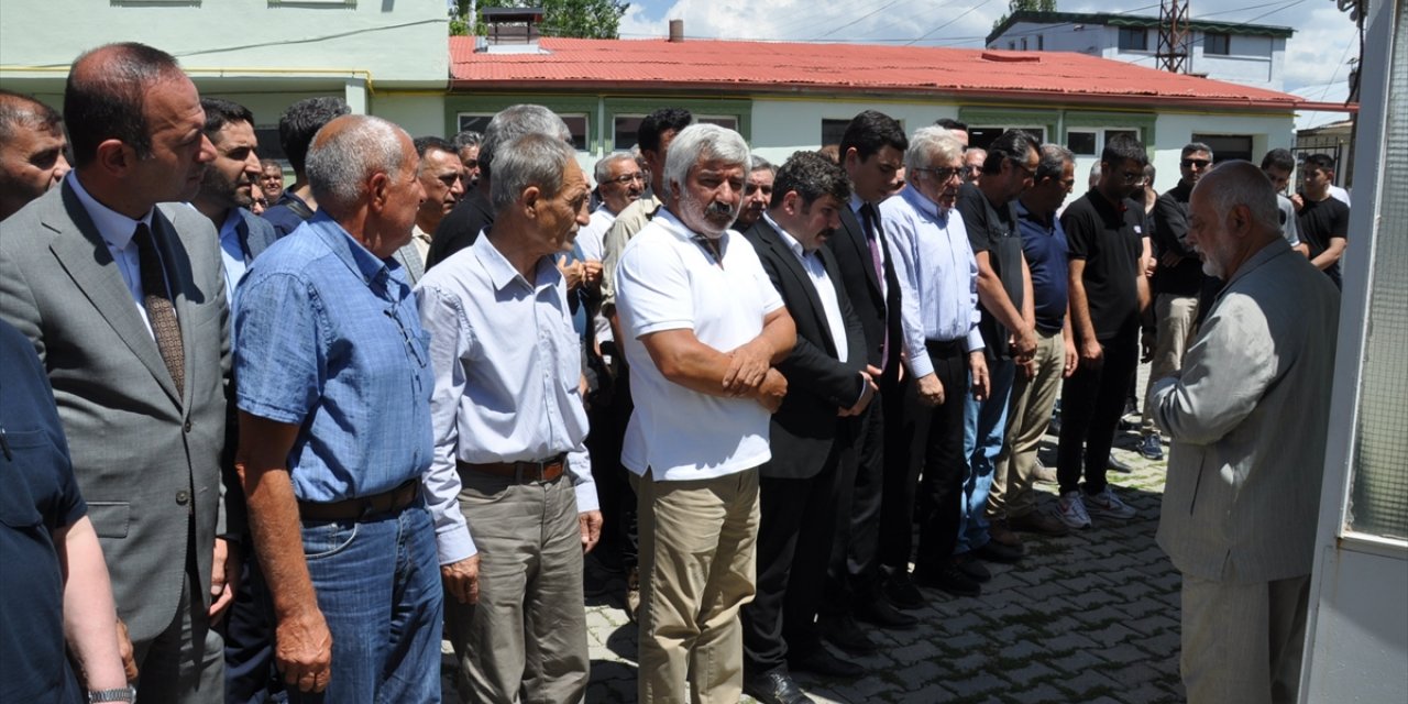 Asker oğlunu ziyaretten dönerken Kars'taki otobüs kazasında ölen Ayrım defnedildi