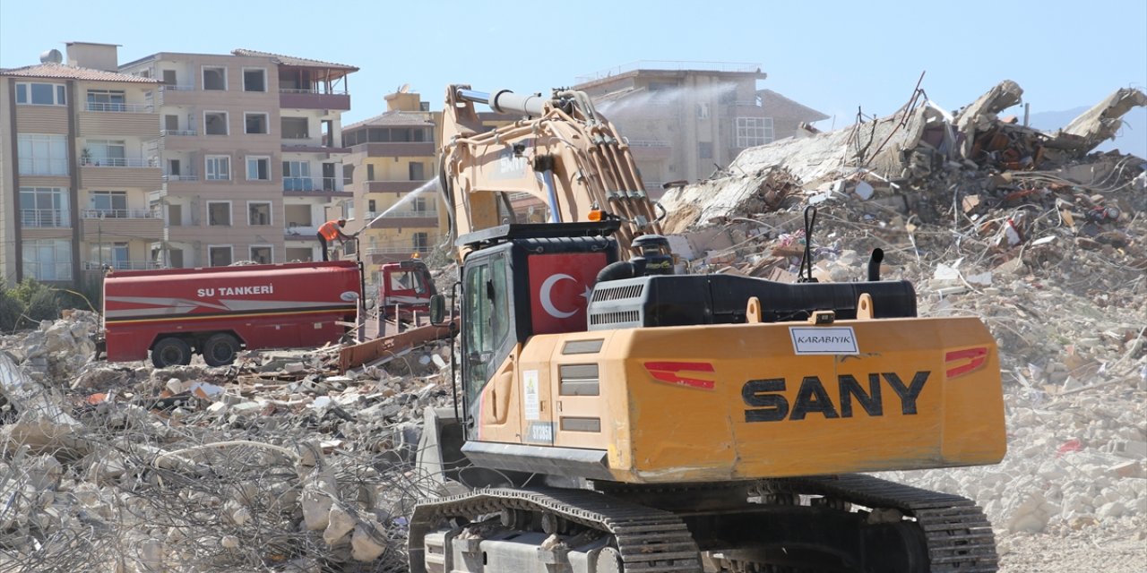 Hatay'da ağır hasarlı binaların yıkımı devam ediyor