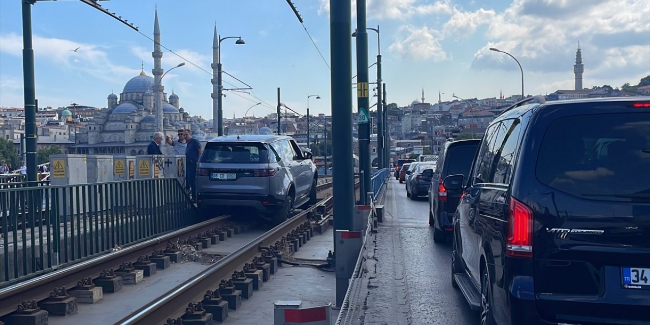 GÜNCELLEME - Tramvay yoluna giren aracın kaldırılmasıyla seferler normale döndü