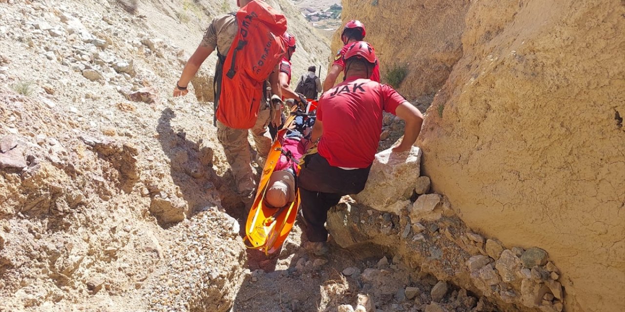 Erzincan'da arazide araştırma yaptığı sırada kayalıklardan düşen mühendis helikopterle kurtarıldı