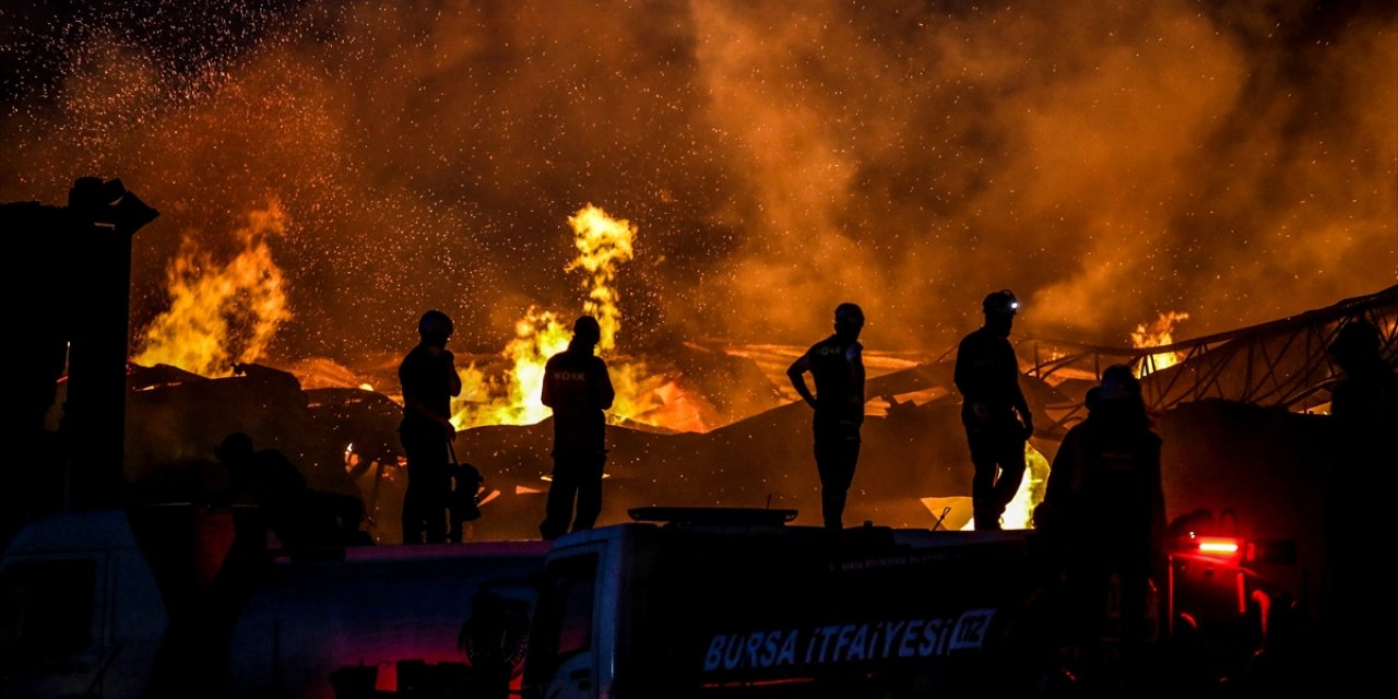 GÜNCELLEME 3 - Bursa'da sanayi bölgesindeki yangına müdahale ediliyor