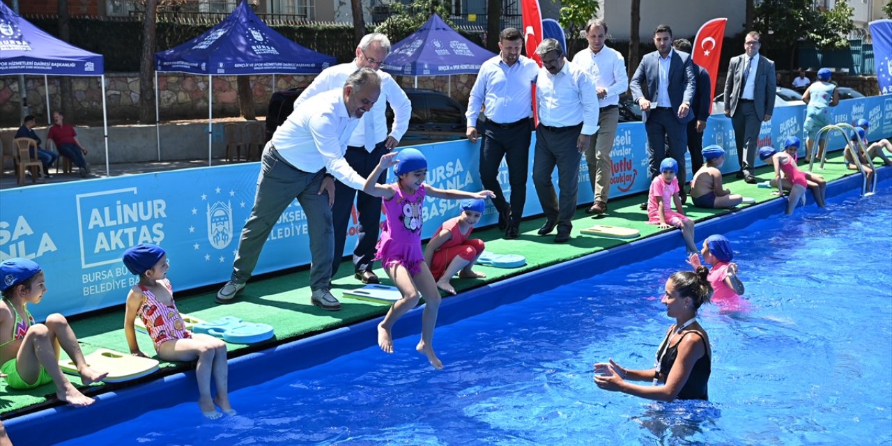 Bursa'da öğrenciler okul bahçelerine kurulan portatif havuzlarda yüzme öğreniyor