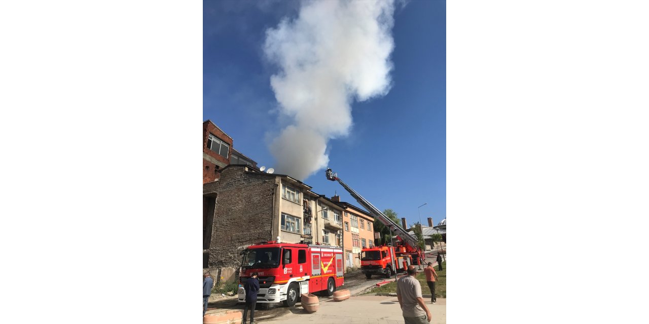 Erzurum'da çıkan yangında bitişik haldeki 3 binanın çatıları hasar gördü