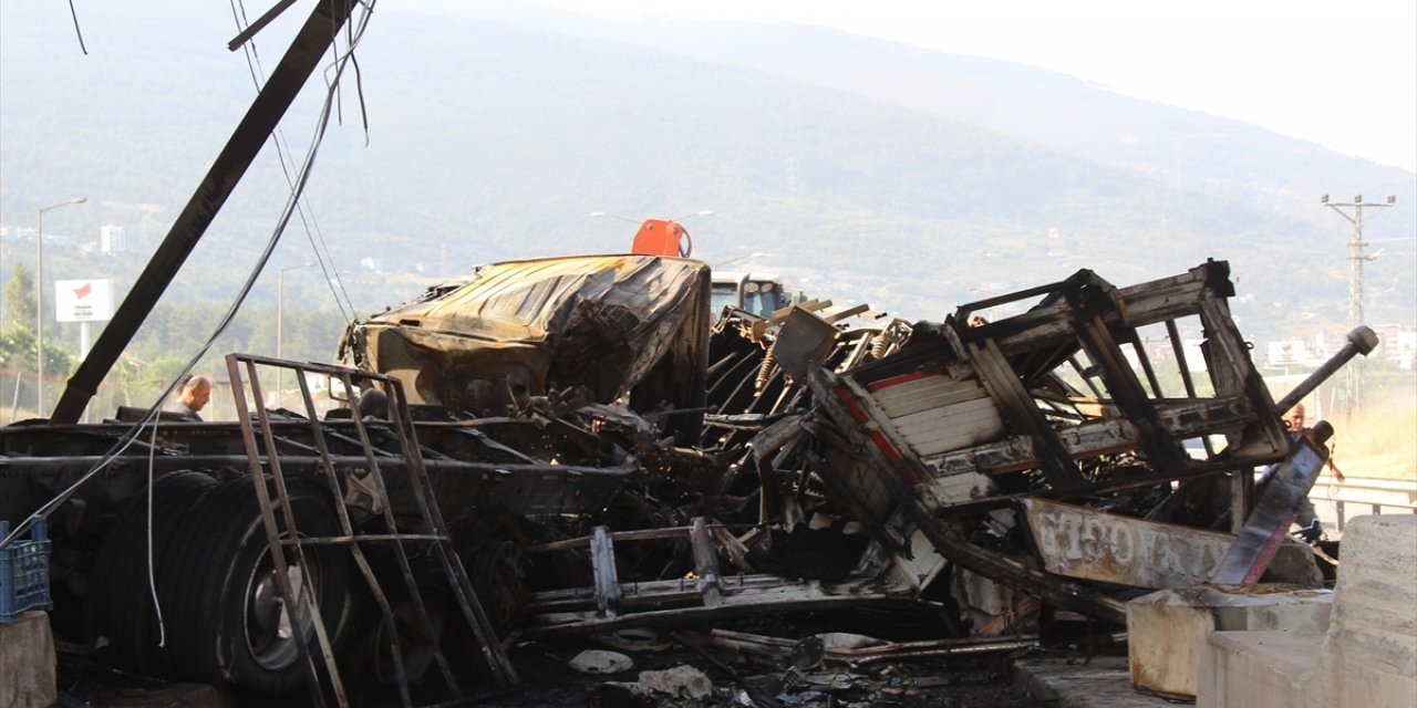 Hatay'da gişe bariyerine çarpıp alev alan tırın sürücüsü yaralandı