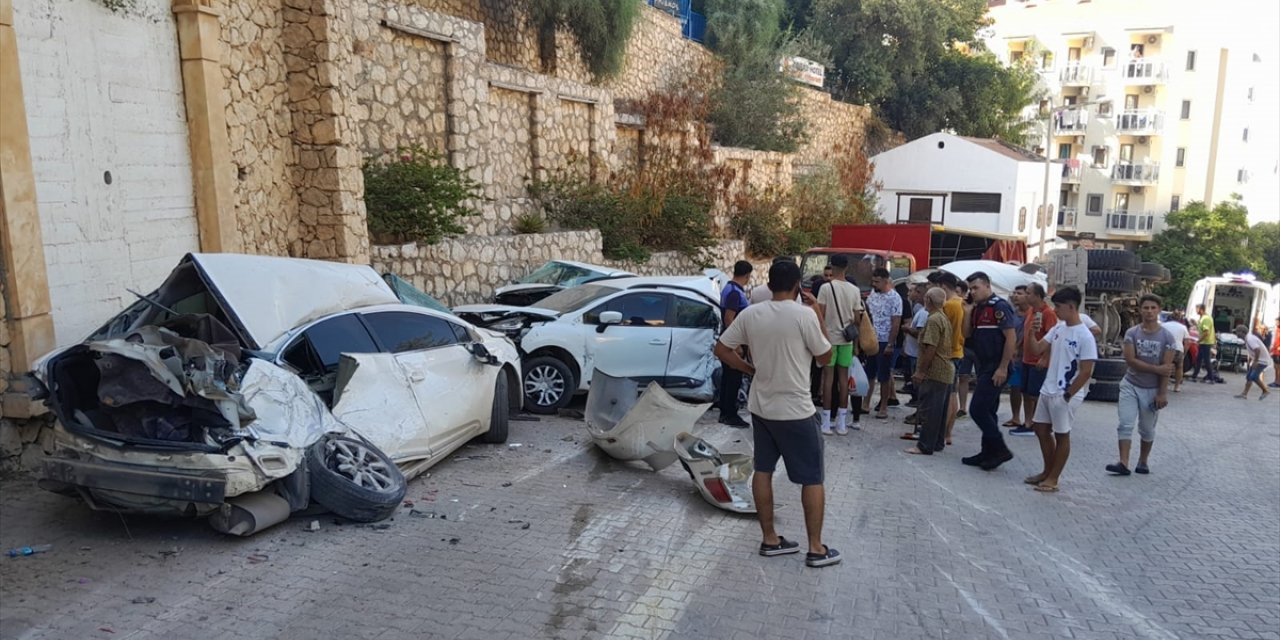 Antalya'da 11 araca çarparak devrilen beton mikserinin şoförü yaralandı