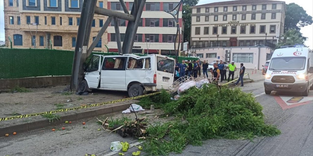 Giresun'da minibüsün üst geçide çarptığı kazada 1 kişi öldü, 13 kişi yaralandı