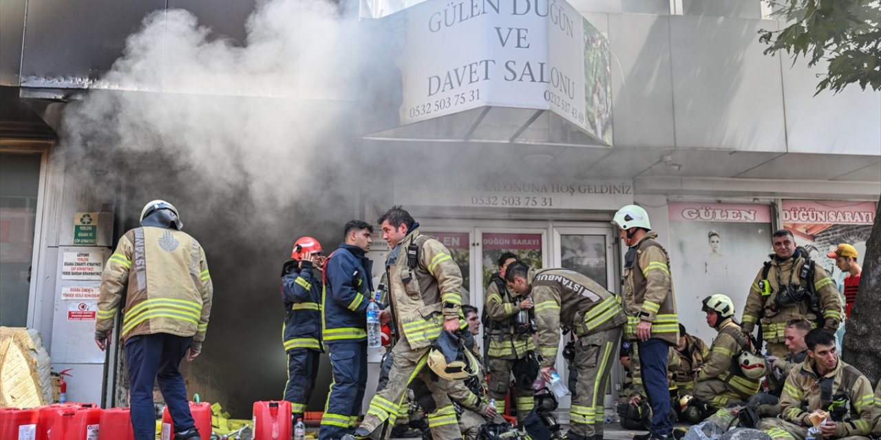 GÜNCELLEME 3 - Bayrampaşa'da iş merkezinde çıkan yangın söndürüldü