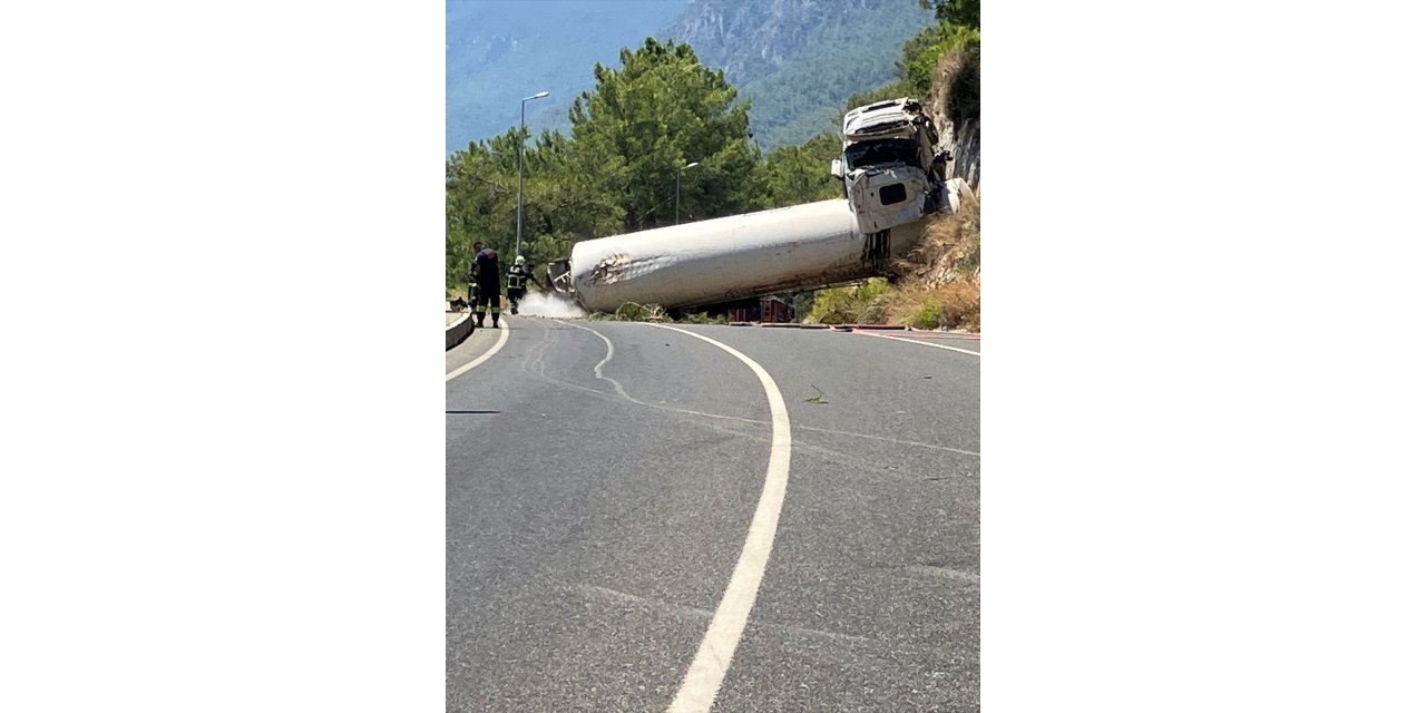 Muğla'da şarampole yuvarlanan LPG tankerinin sürücüsü yaralandı