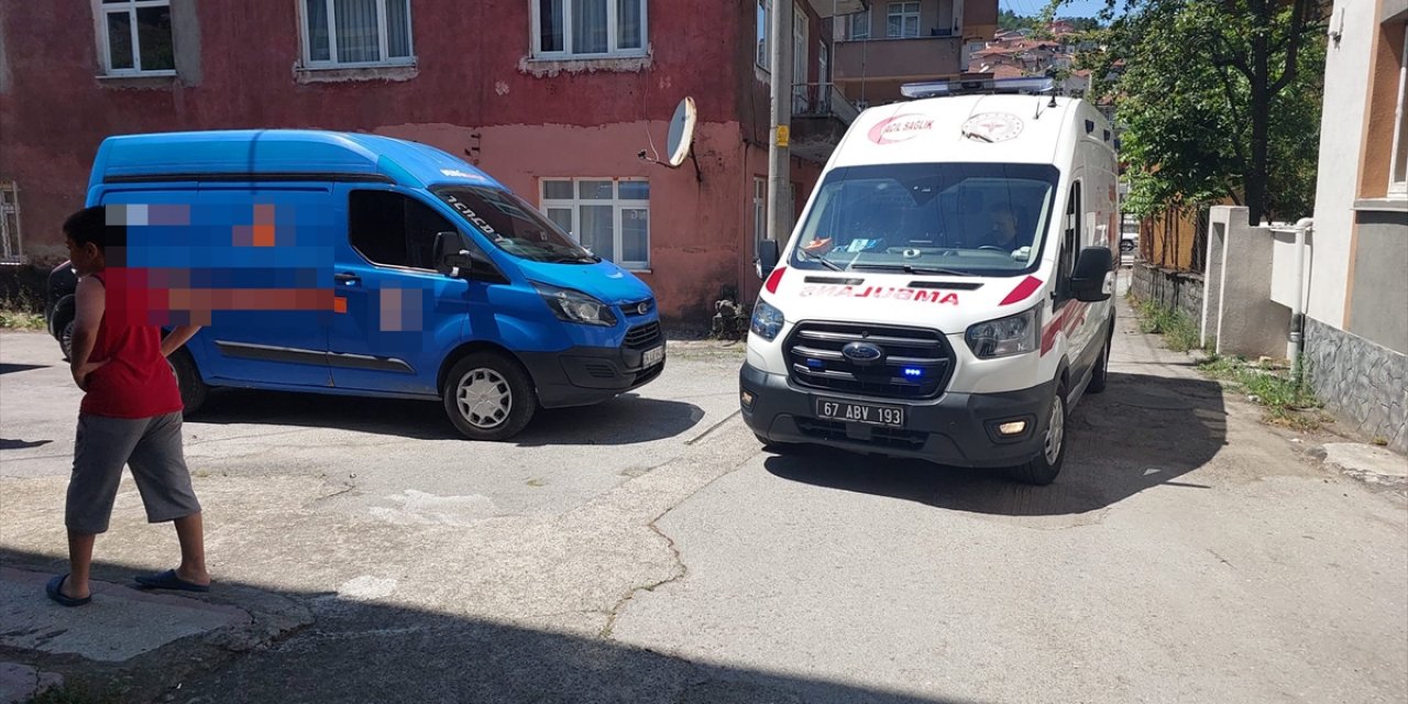 Zonguldak'ta geri manevra yapan kargo aracının çarptığı çocuk ağır yaralandı