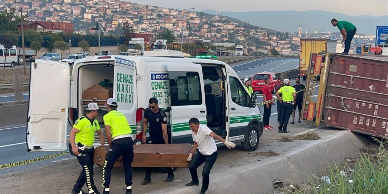 Kocaeli'de devrilen tırın sürücüsü yaşamını yitirdi