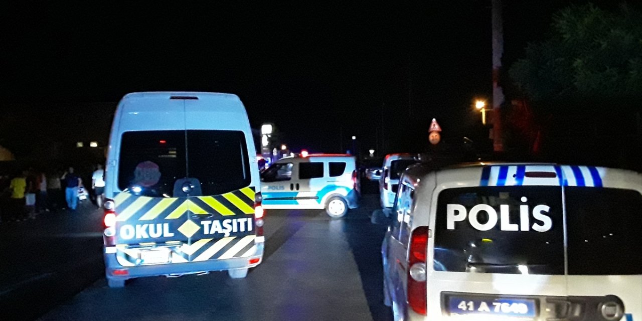 Kocaeli'de kovalamaca sonucu durdurulan araçtan açılan ateşle 1 polis yaralandı