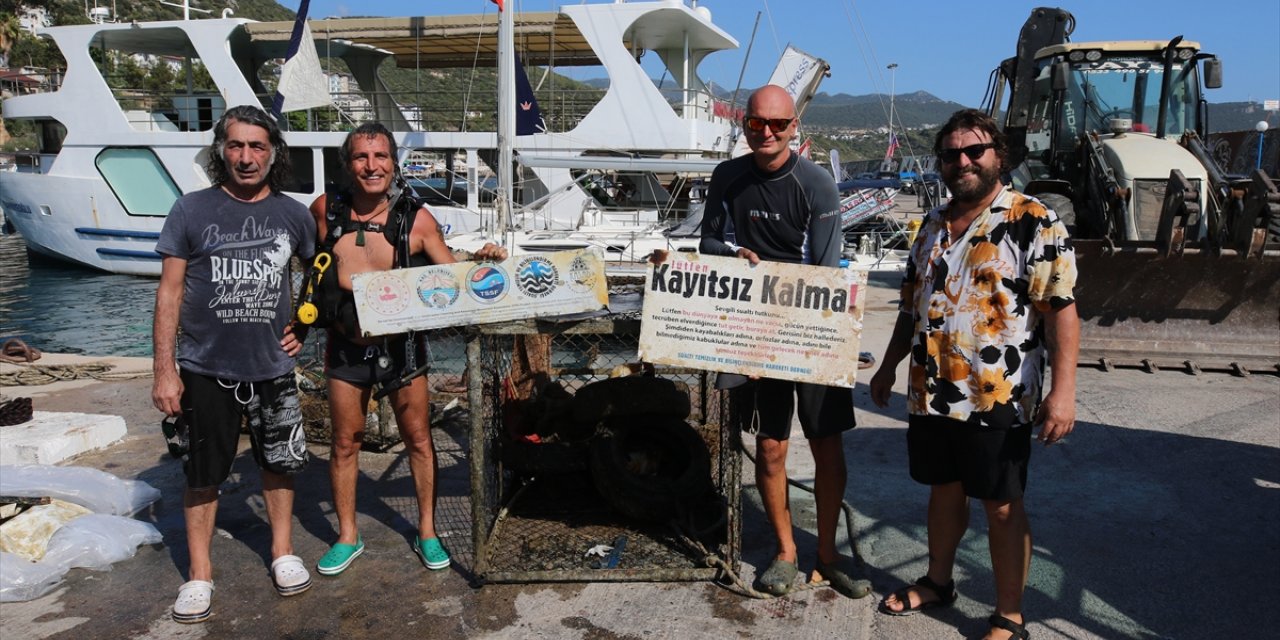 Kaş'ta deniz dibindeki atık istasyonları temizlendi