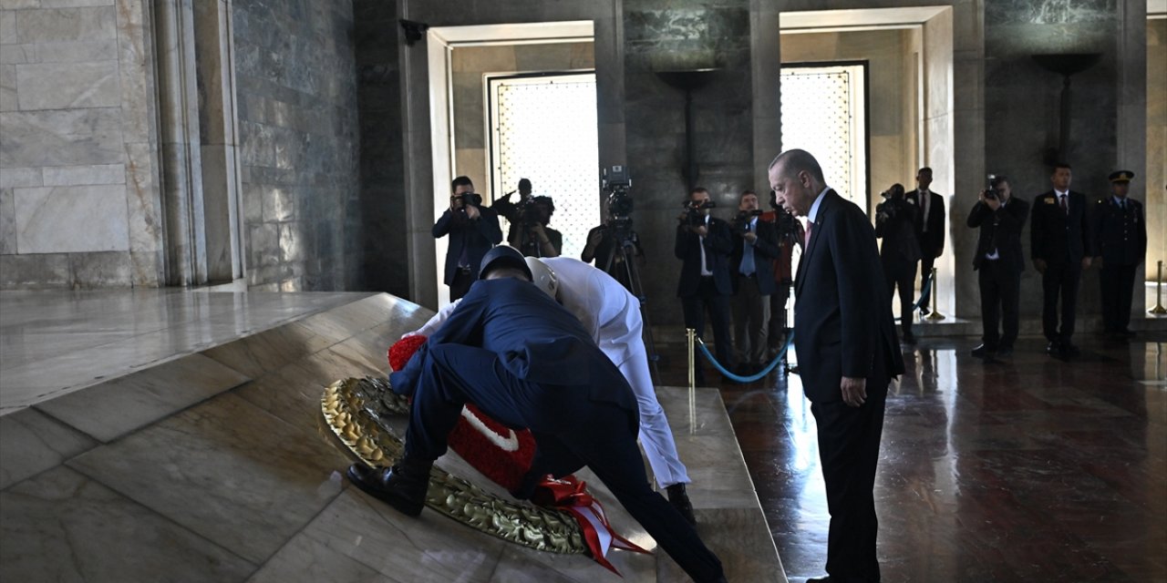 Cumhurbaşkanı Erdoğan başkanlığındaki YAŞ üyeleri Anıtkabir'i ziyaret etti