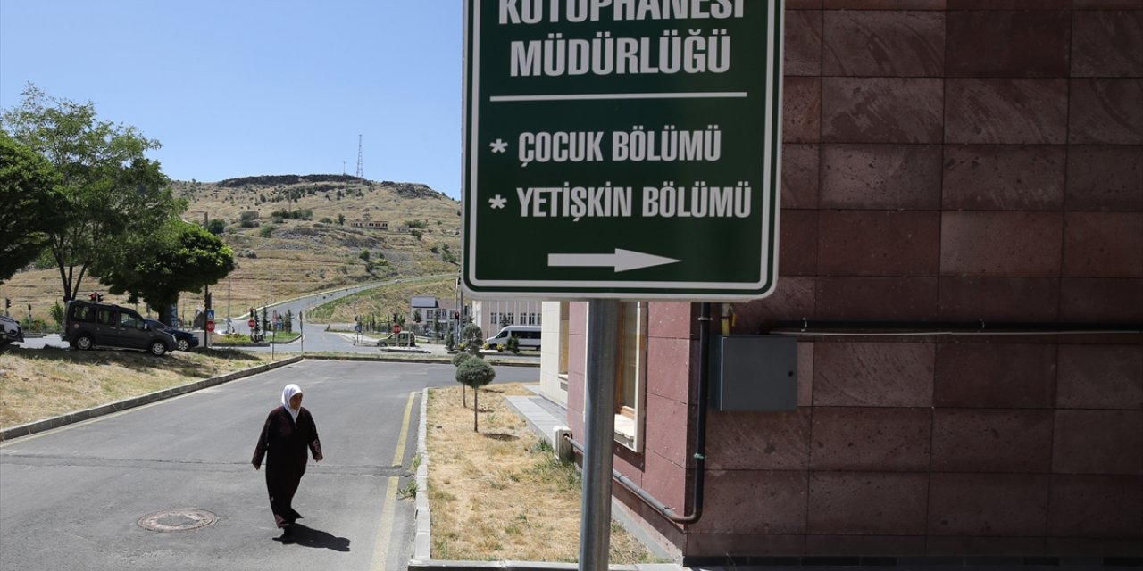 Okumayı bilmeyen ablası için dost olduğu kitaplardan 60 yıldır kopamıyor