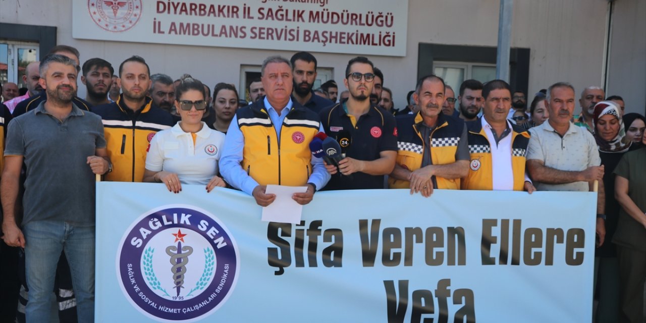 Diyarbakır'da sağlık çalışanları meslektaşlarına yönelik saldırıyı protesto etti