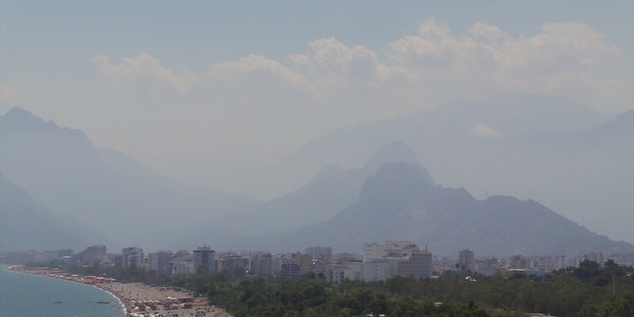 Antalya'da etkili olan nem bunaltıyor