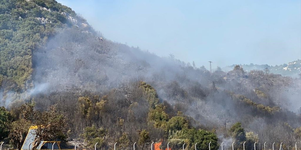 GÜNCELLEME - Antalya'nın Kaş ilçesinde makilik alanda çıkan yangın kontrol altına alındı