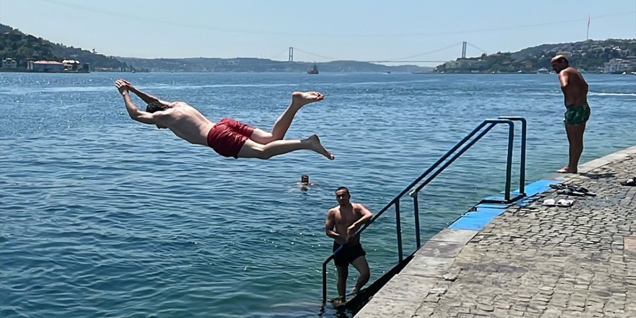 İstanbul'da "eyyam-ı bahur" sıcaklarından bunalanlar sahillere ve parklara akın etti