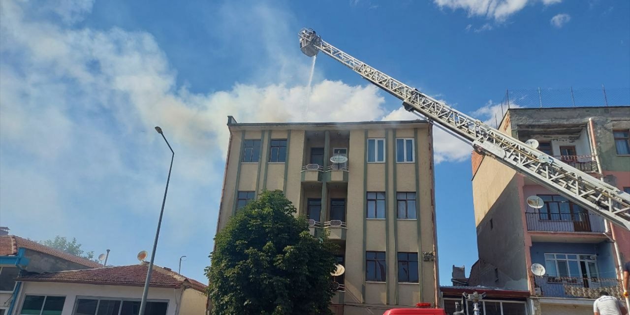 Çorum'da apartmanın çatısında çıkan yangında bir kişi dumandan etkilendi