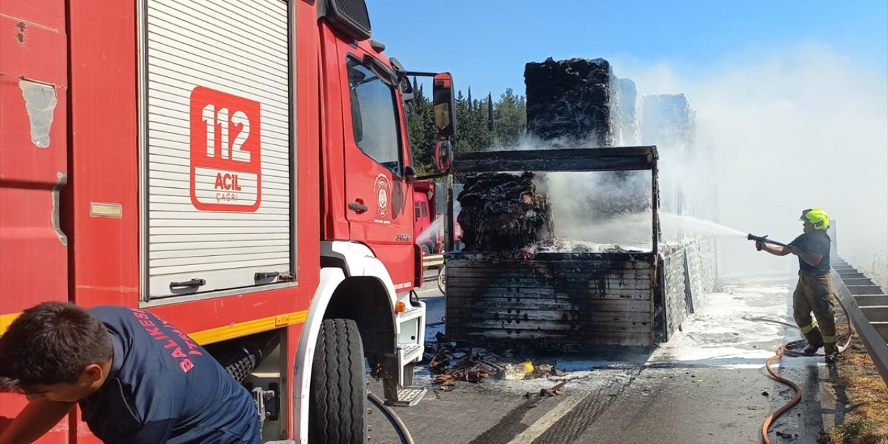 Balıkesir'de seyir halindeki tırda çıkan yangın söndürüldü