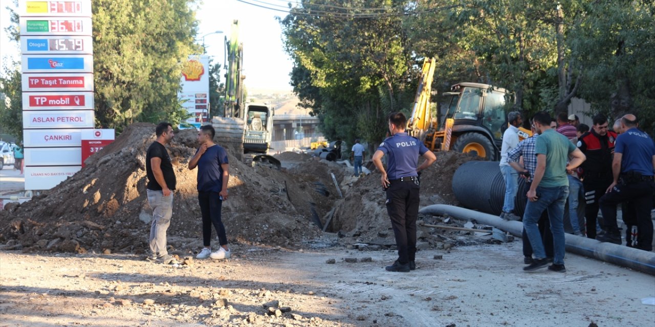 Çankırı'da altyapı çalışmaları sırasında toprak altında kalan 2 işçi kurtarıldı