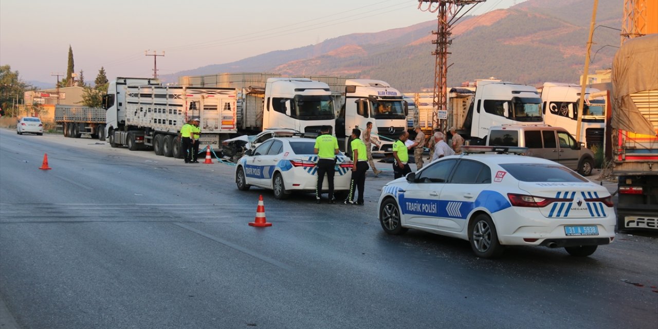 Hatay’da park halindeki tıra çarpan otomobildeki 2 kişi hayatını kaybetti