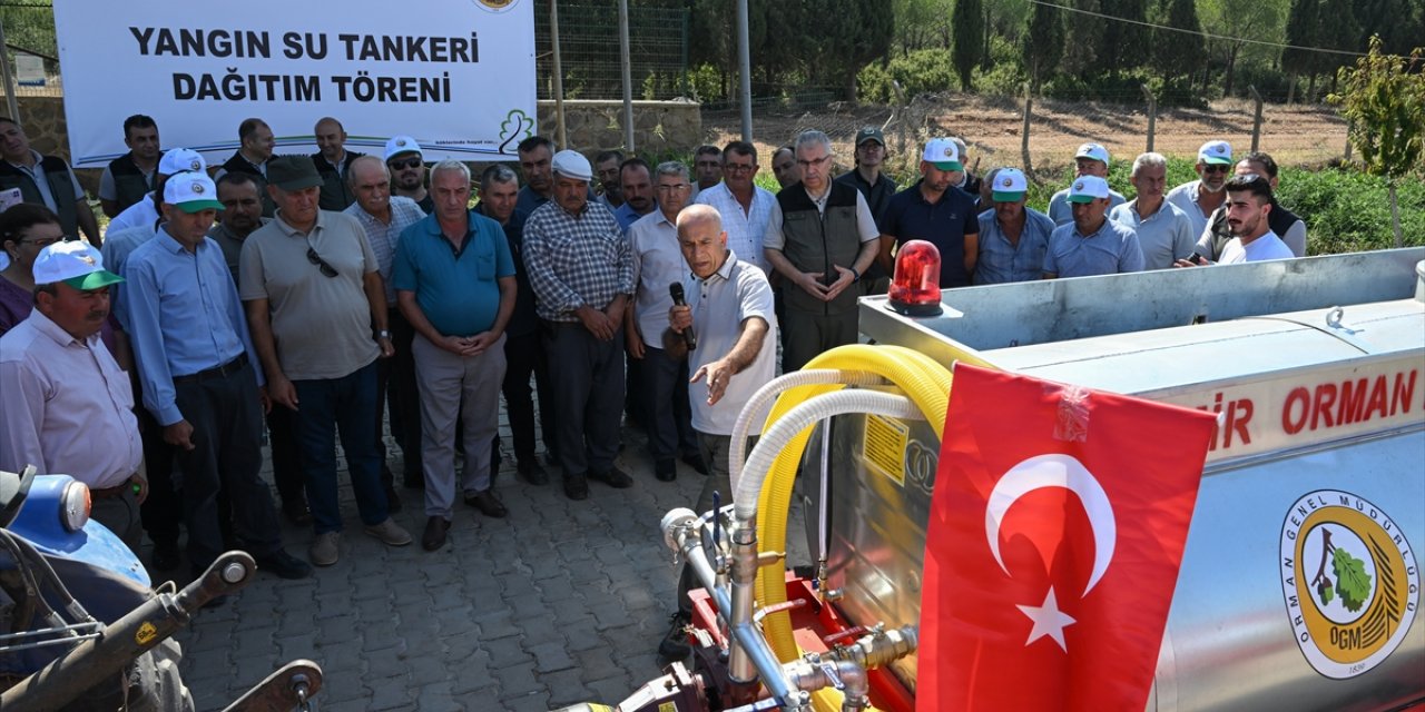 İzmir ve Manisa'da orman yangını riskine karşı bazı mahallelere su tankeri dağıtıldı