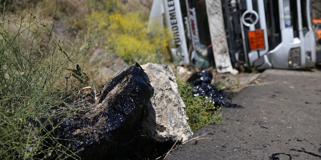 Erzincan'da devrilen zift yüklü tankerin sürücüsü yaralandı