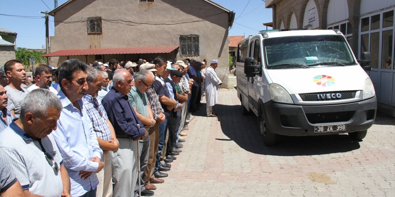 Kayseri'de ölü bulunan üniversitesi öğrencisinin cenazesi defnedildi