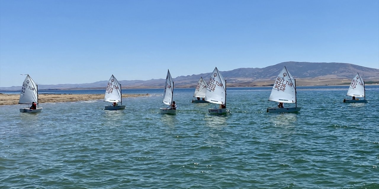 Hirfanlı Baraj Gölü Optimist Yelken Yarışları, Kırşehir'de başladı