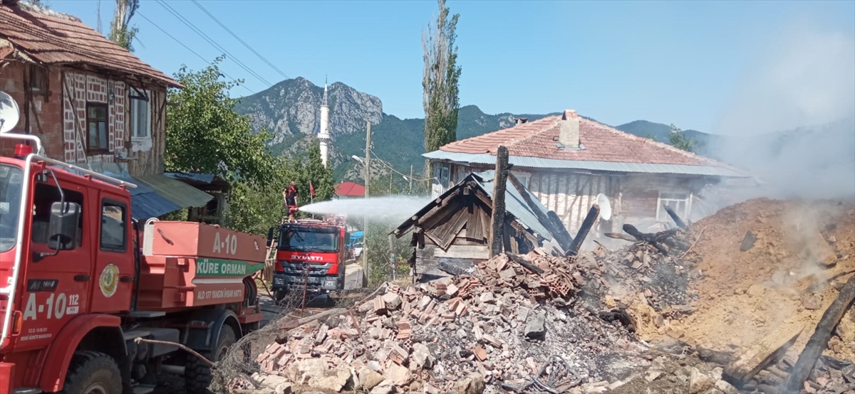 Kastamonu'da evde çıkan yangında 2 kişi yaralandı