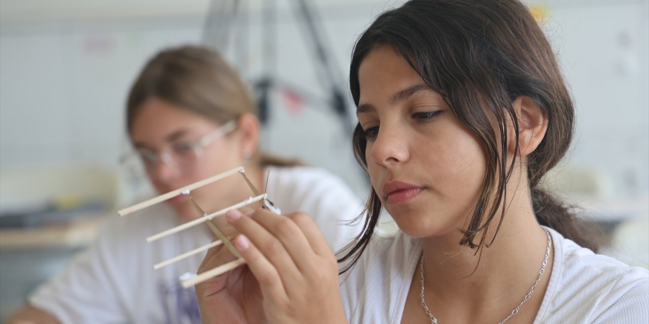 Sakarya'da gençler tatilde "Ata Planör Model Uçak Kursu" ile el becerilerini geliştiriyor