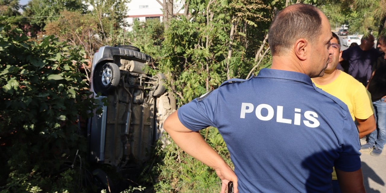 Denizli'de yolun altındaki evin çatısına devrilen otomobilin sürücüsü yaralandı