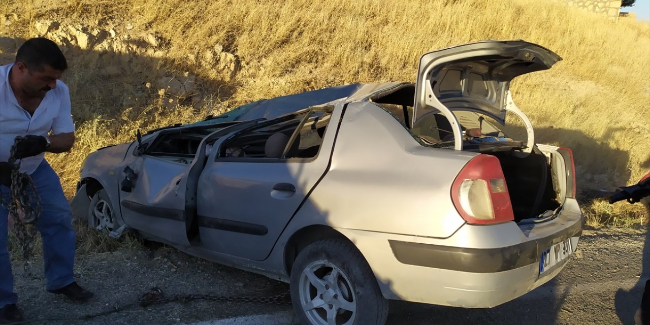 GÜNCELLEME - Adıyaman'da şarampole devrilen otomobilin sürücüsü öldü, 2 kişi yaralandı