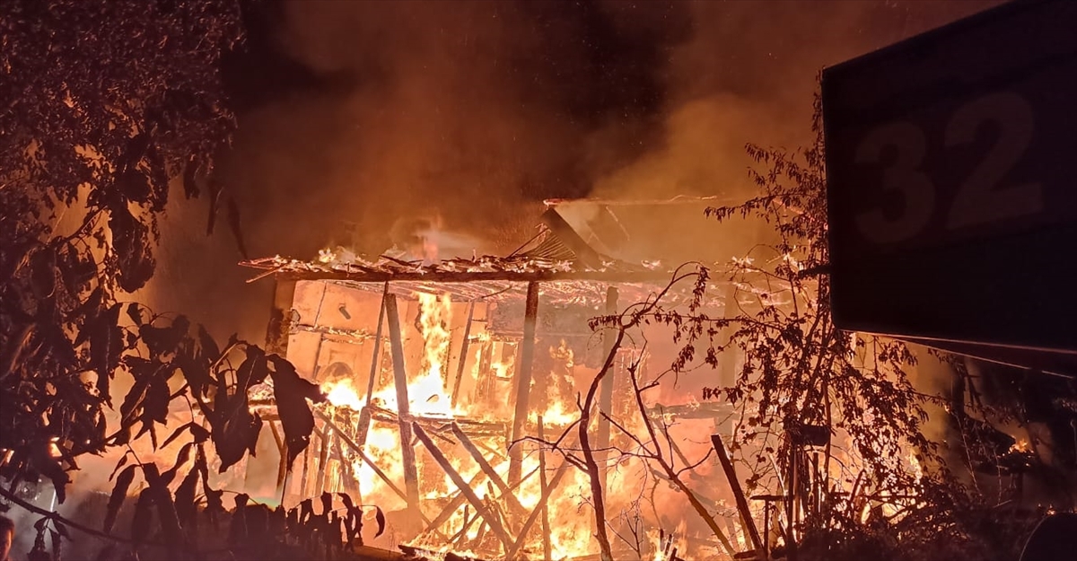 Burdur'da iki katlı ahşap evde çıkan yangın söndürüldü